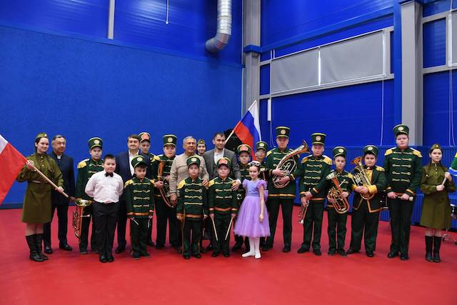 Звездный час: Минниханов сделал фото с участниками оркестра на открытии центров тенниса