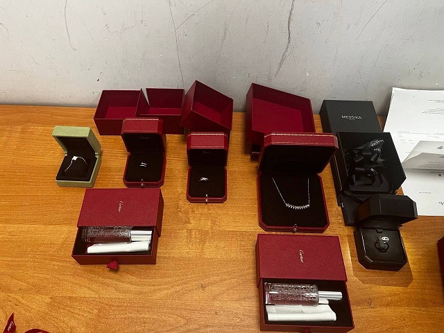 Золото 750 пробы на 1,1 млн рублей пытались провезти челнинцы из Дубая