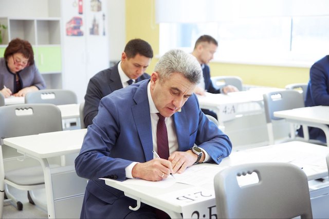 Глава Минобрнауки Татарстана проверил свои знания на ЕГЭ по математике