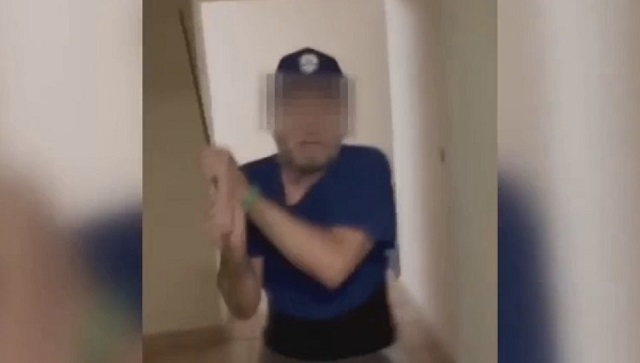 Вооруженный битой пенсионер напал на женщину с ребенком в подъезде дома в Казани