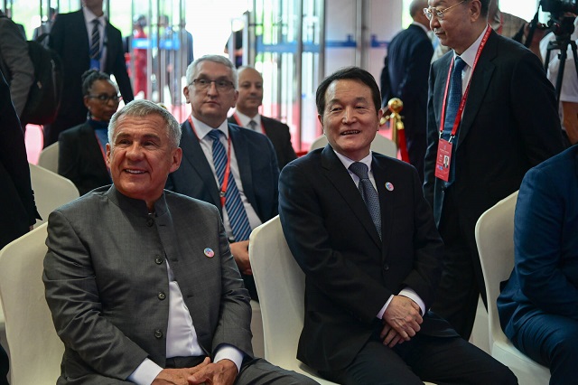 Раис Татарстана встретился с Ли Ифэем в городе Урумчи