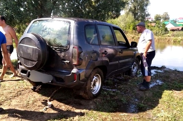 Машину с трупом в салоне извлекли из пруда в Татарстане