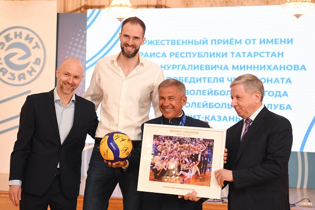 Высокие гости в буквальном смысле: в Казанском Кремле чествовали волейболистов «Зенита»