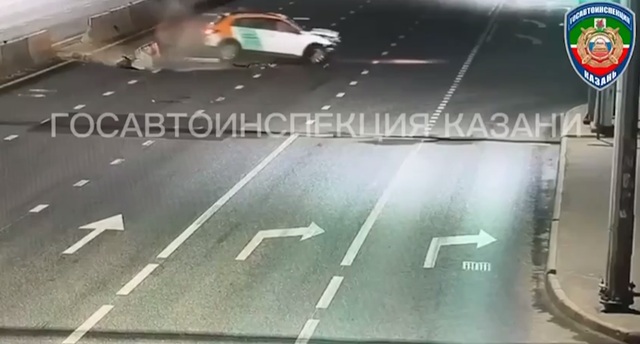 Злой рок на Назарбаева: в Казани каршеринг разбился о бетонные блоки - видео