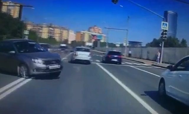Видео: массовая авария на проспекте Камалеева в Казани