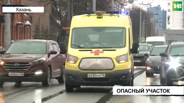 Машина скорой помощи и внедорожник столкнулись в центре Казани