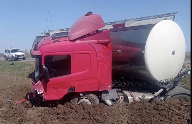 Два человека погибли в лобовой аварии с фурой в Татарстане – видео