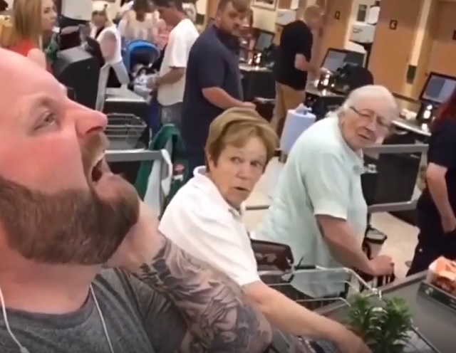 В сети набирает популярность поучительное видео для любителей петь в наушниках