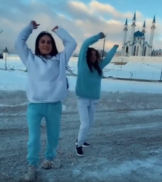 Возмутившая казанцев блогер, снова станцевала на фоне Кул Шарифа
