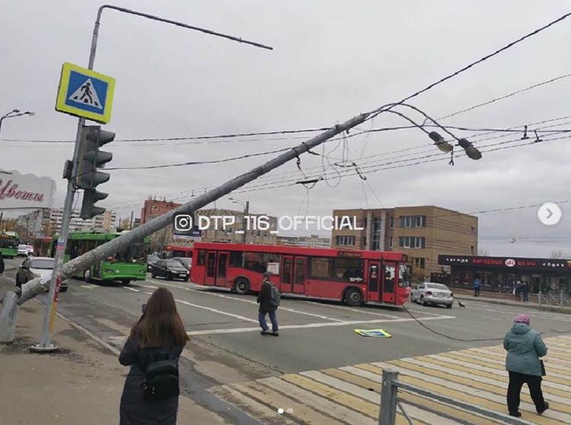 В Казани образовалась очередная пробка, на этот раз по причине падения столба