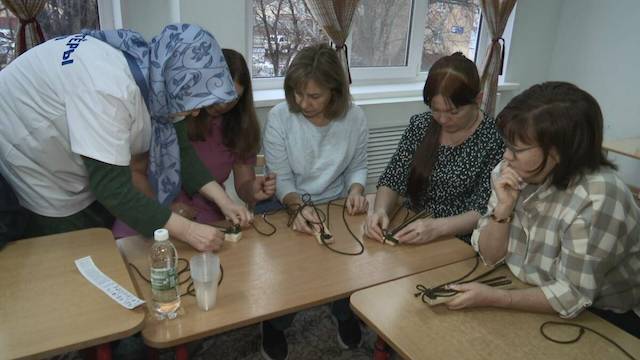 Нижнекамские воспитатели начали плести браслеты выживания для бойцов СВО