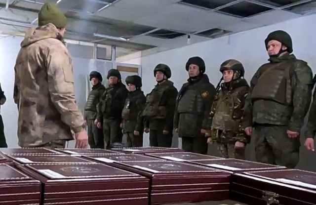 Бойцам 430-го полка в зоне спецоперации вручили медали ордена «За заслуги перед РТ»