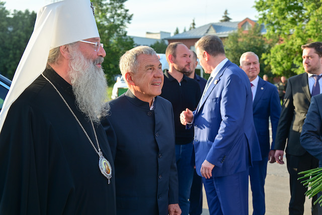Минниханов встретился с верующими у Собора Казанской иконы Божией Матери