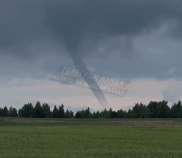Очевидцы сняли на видео смерч под Казанью 