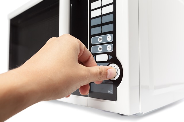 Стало известно, какой способ разогрева в микроволновке делает еду опасной