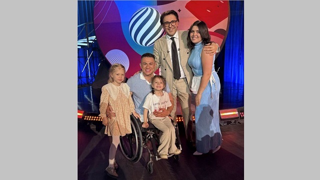 Лишившийся ног блогер Рустам Набиев исполнил песню на шоу Андрея Малахова