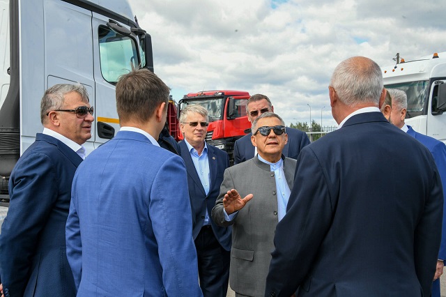 Минниханов протестировал новые автомобили «КАМАЗ»