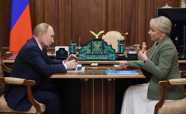 Путину передали шеврон «Доблесть Хингана» от бойцов СВО