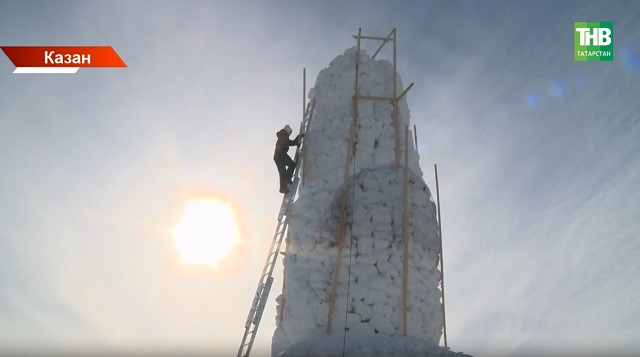 Казанда 5 катлы йорт биеклегендәге кар бабай ясыйлар