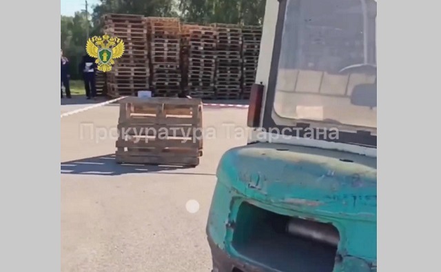 Водитель погрузчика насмерть переехал охранника на производстве в Осиново