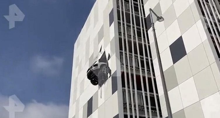 Экс-форвард «Нефтехимика» чуть не вылетел на авто с женой и сыном с третьего этажа паркинга