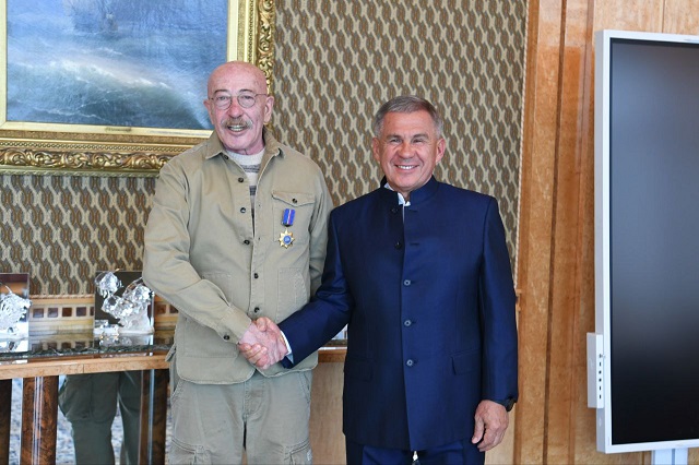 Рөстәм Миңнеханов Александр Розенбаумны "Дуслык" ордены белән бүләкләде