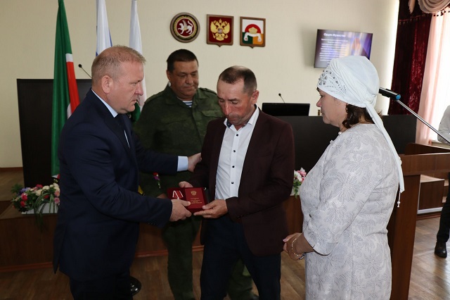 Семье погибшего в СВО татарстанца Айдара Газимова вручили орден Мужества