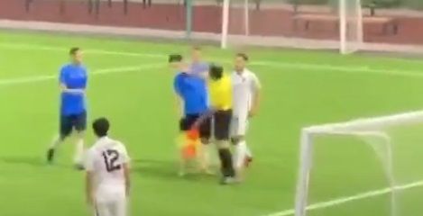 Шокирующее видео: судья врезал футболисту по лицу во время матча в России