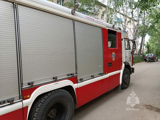 Женщину с ребенком спасли из полыхающей многоэтажки на улице Чехова в Казани