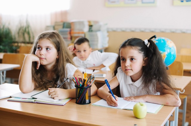 Этой осенью в школах Казани сядут за парты более 15 000 первоклассников