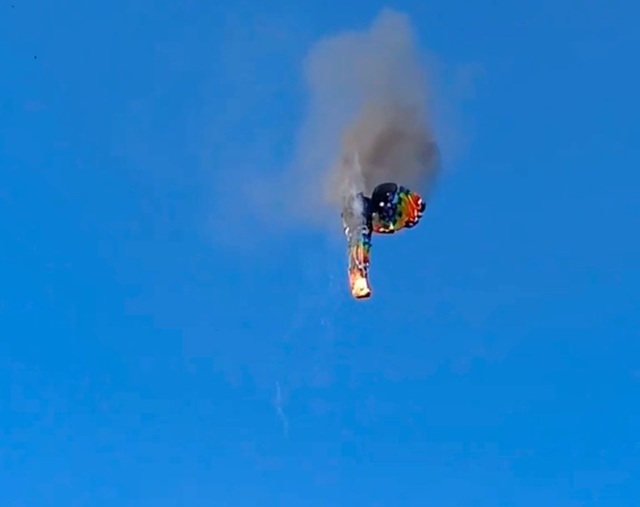 Восемь человек погибли в загоревшемся в небе воздушном шаре