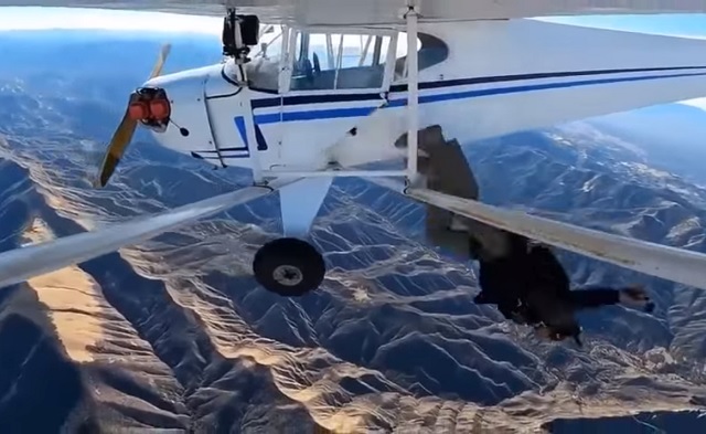 «YouTube головного мозга»: Летчик выпрыгнул из самолета ради эффектного видео