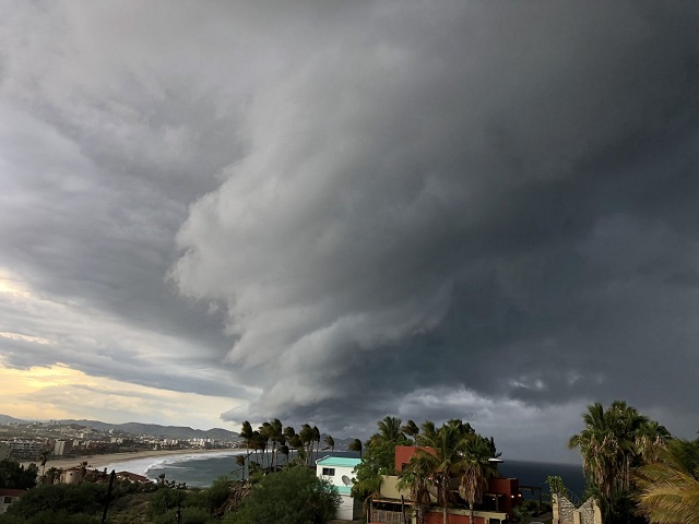 На Мексику обрушился сильнейший ураган «Олаф» – видео