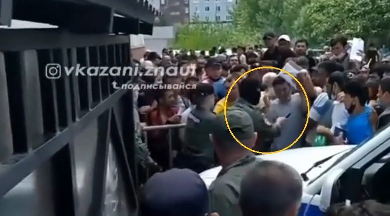 Полицейские Казани использовали для сдерживания мигрантов электрошокер - видео