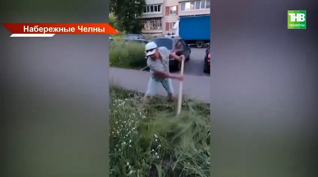 Жители нескольких микрорайонов Набережных Челнов самостоятельно косят траву во дворах