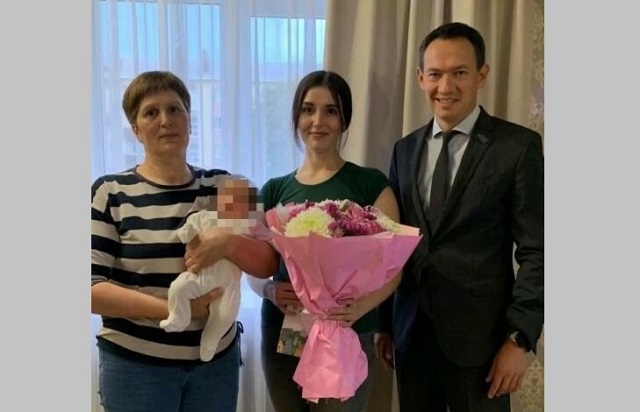 Глава Альметьевского района Нагуманов поздравил семью участника СВО с рождением дочери