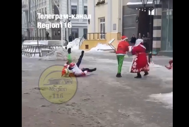 Развлекательное видео с «дракой» Дедов Морозов в Казани разместили в соцсетях