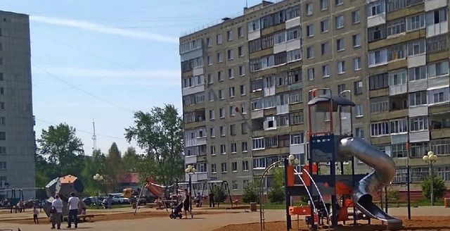 Видео: опасные игры на детской площадке в Тобольске