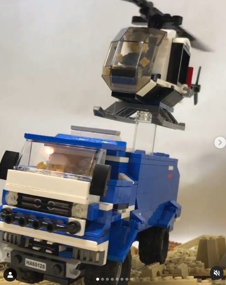 Маленький мальчик собрал из Lego аварию грузовика «КАМАЗ» с вертолетом на «Дакаре»