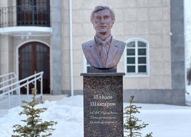 90 лет со дня рождения: в Татарстане почтили память легендарного певца Ильгама Шакирова