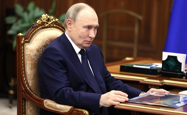 Бойцы СВО передали Путину сборник стихов