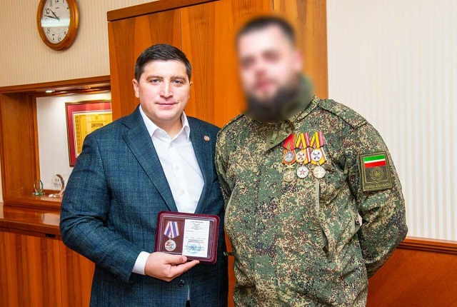 Боец Кама вручил главе Нижнекамского района медаль «Труженик тыла»