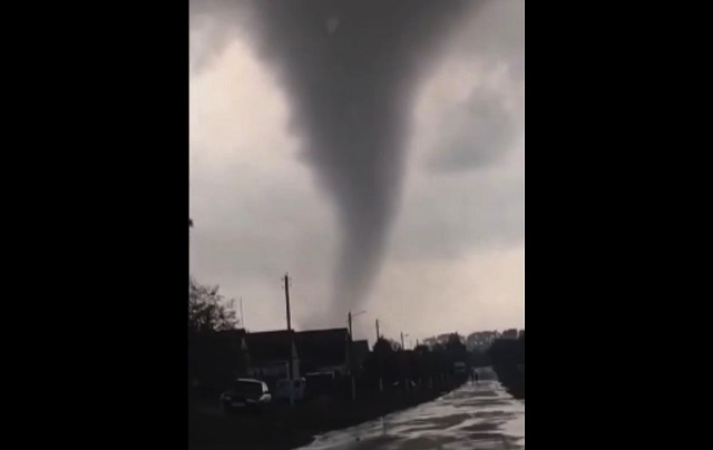 Два человека погибли во время разбушевавшейся непогоды в Курске - видео