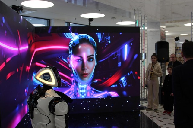 Телеканал ТНВ презентовал свои достижения в digital-пространстве с помощью робота и нейросети «Амины»