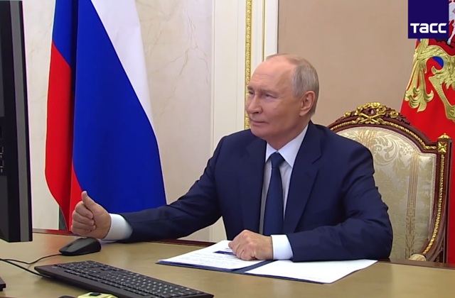 Путин проголосовал на выборах в Госдуму онлайн - видео