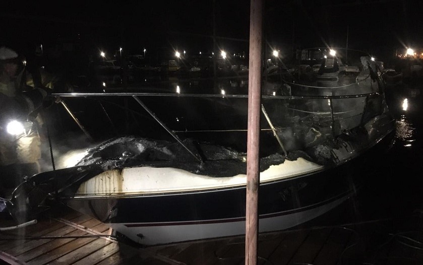 Ночью в Казани сгорел пришвартованный к берегу Волги катер
