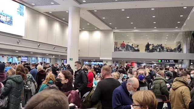 Из-за ухудшения погоды в аэропортах Москвы отменили или перенесли 158 рейсов