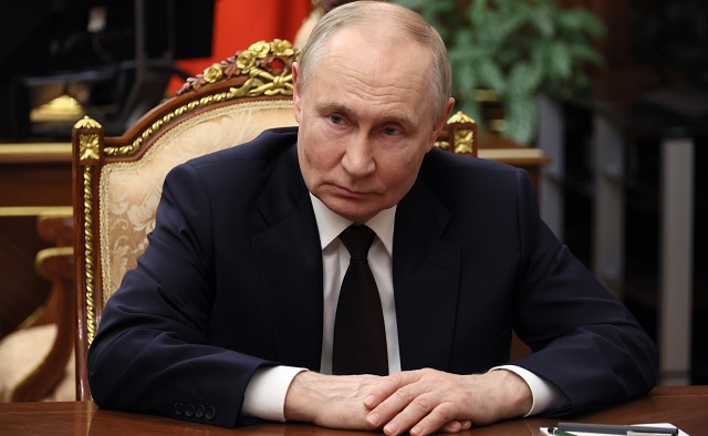 Владимир Путин подписал закон об обязательной предустановке RuStore на iPhone