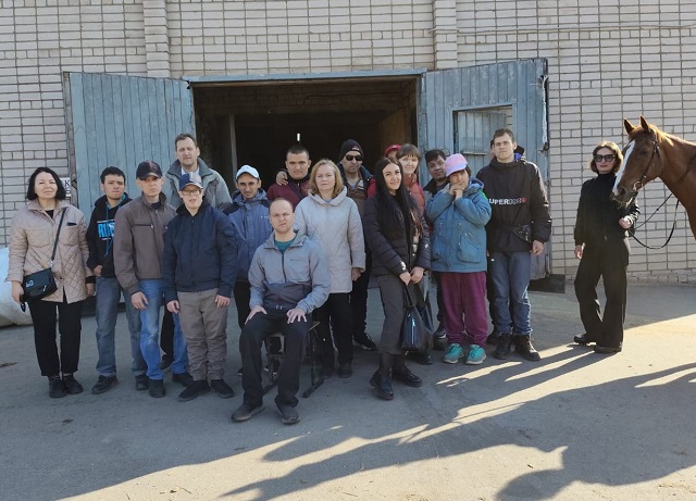 Подопечные социального центра в Набережных Челнах посетили конноспортивную школу