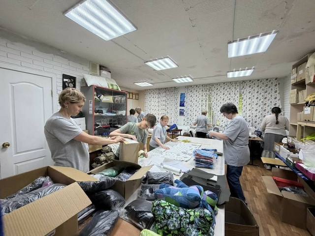 Волонтеры Набережных Челнов шьют одежду и вещмешки для бойцов СВО